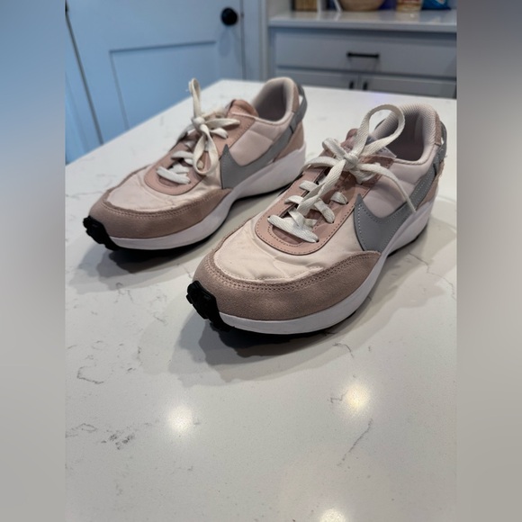 WOMENS NIKE SNEAKER SHOES SIZE 10 - Picture 2 of 7